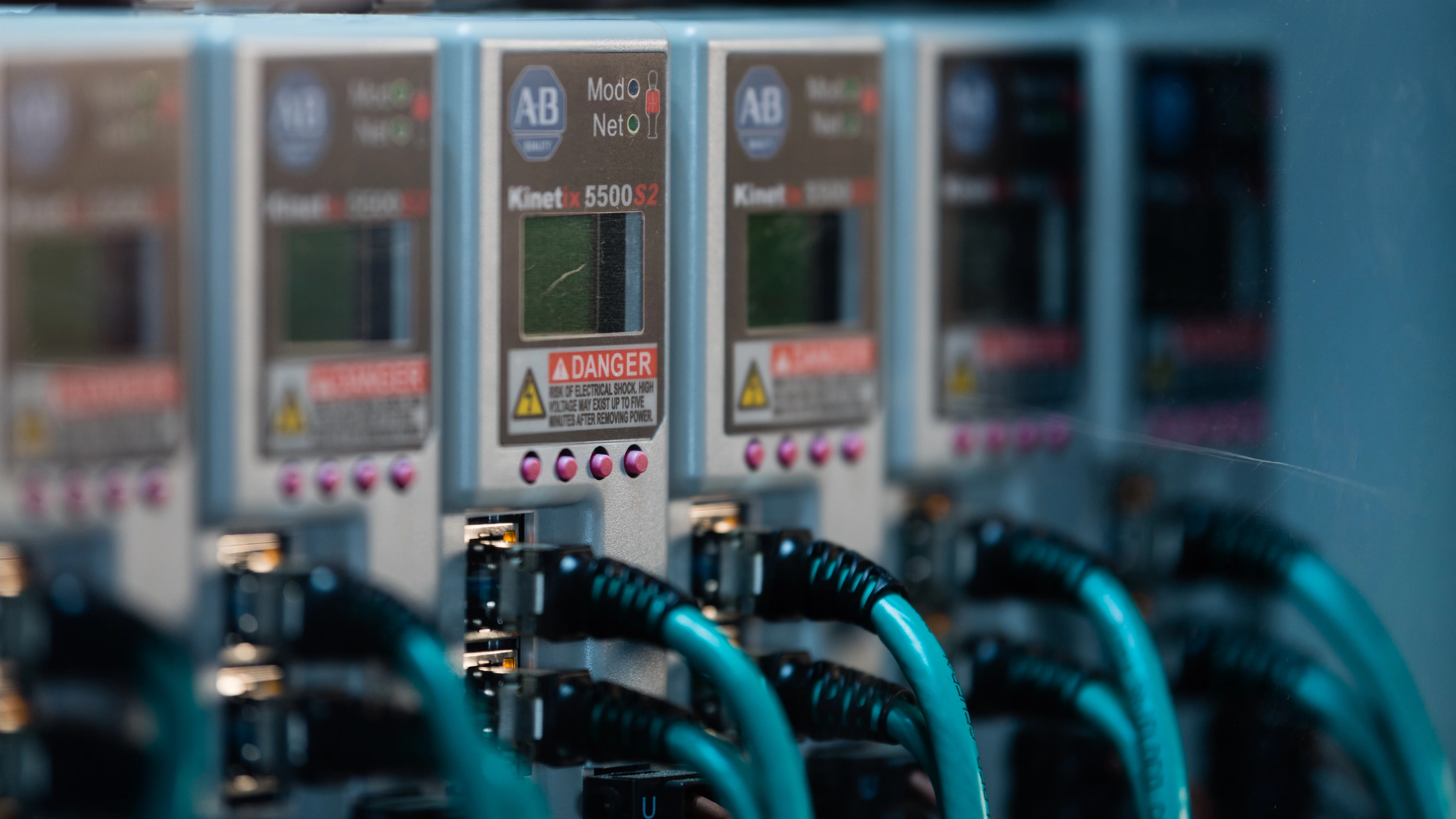 Equipamentos Allen-Bradley conectados em rede industrial