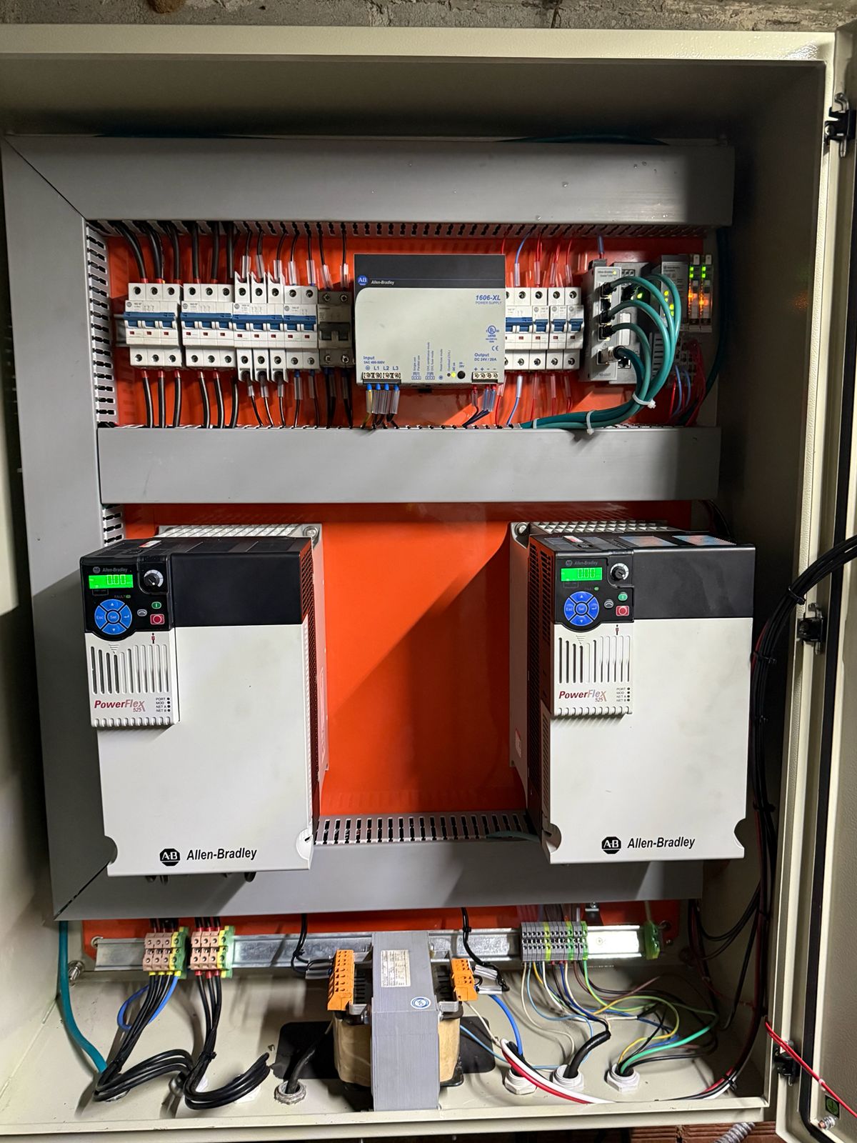 Painel de automação industrial com inversores PowerFlex e componentes Allen-Bradley