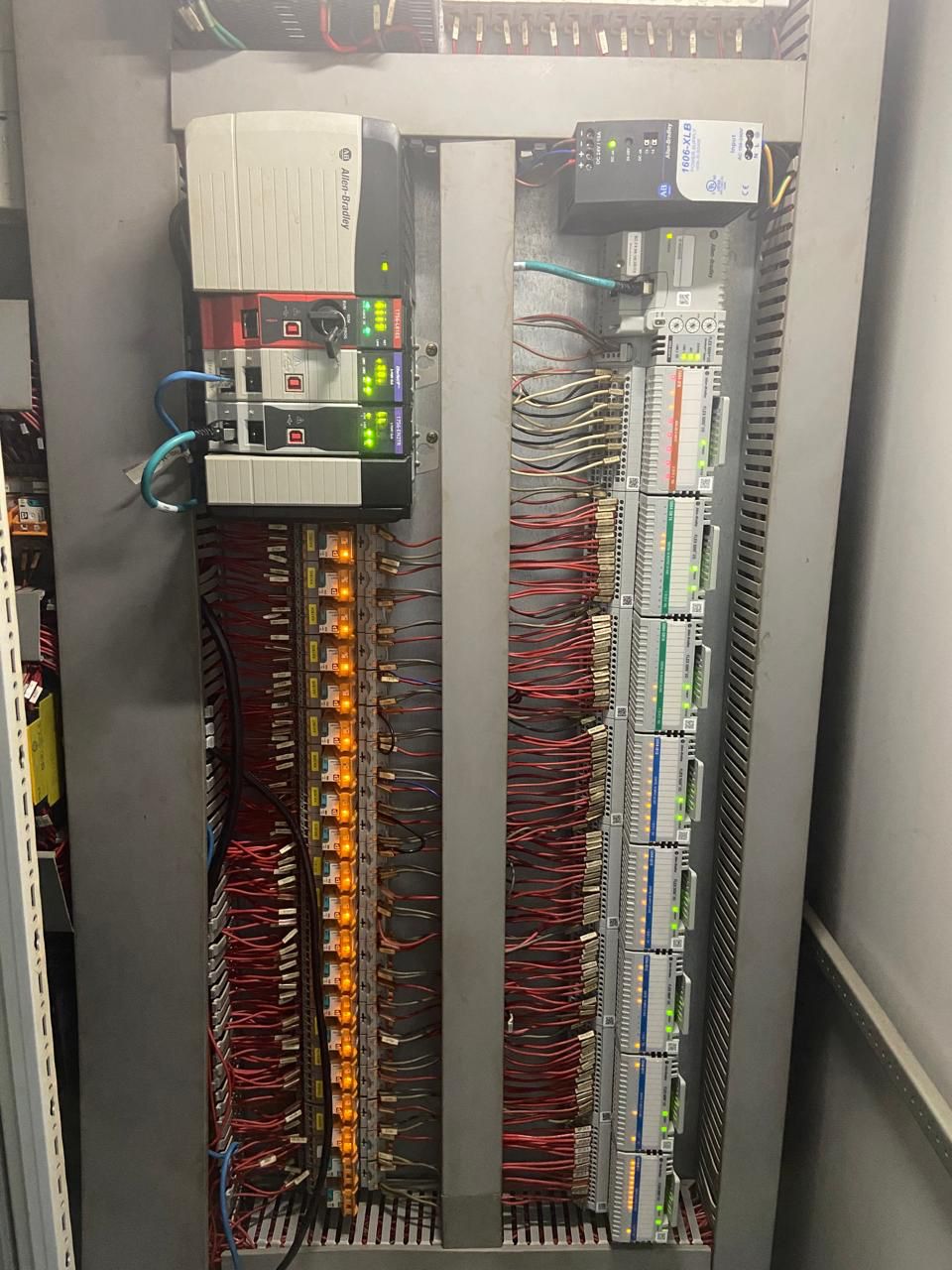 Painel industrial com módulos de remotas, comunicação e cabeamento técnico organizado